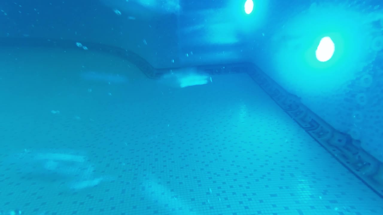 POV拍摄的男子游泳手游泳在酒店度假村温泉游泳池视频下载