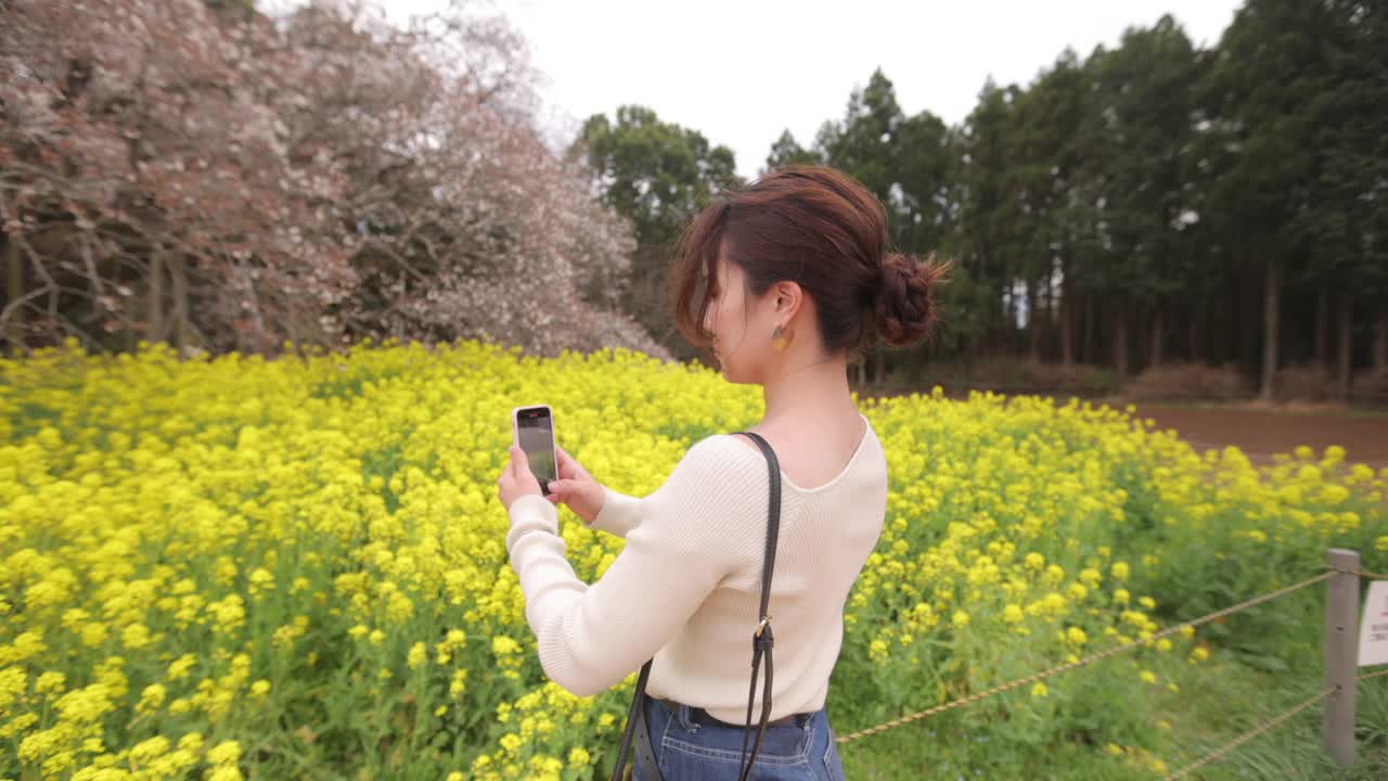 年轻女子在野外拍摄照片视频下载
