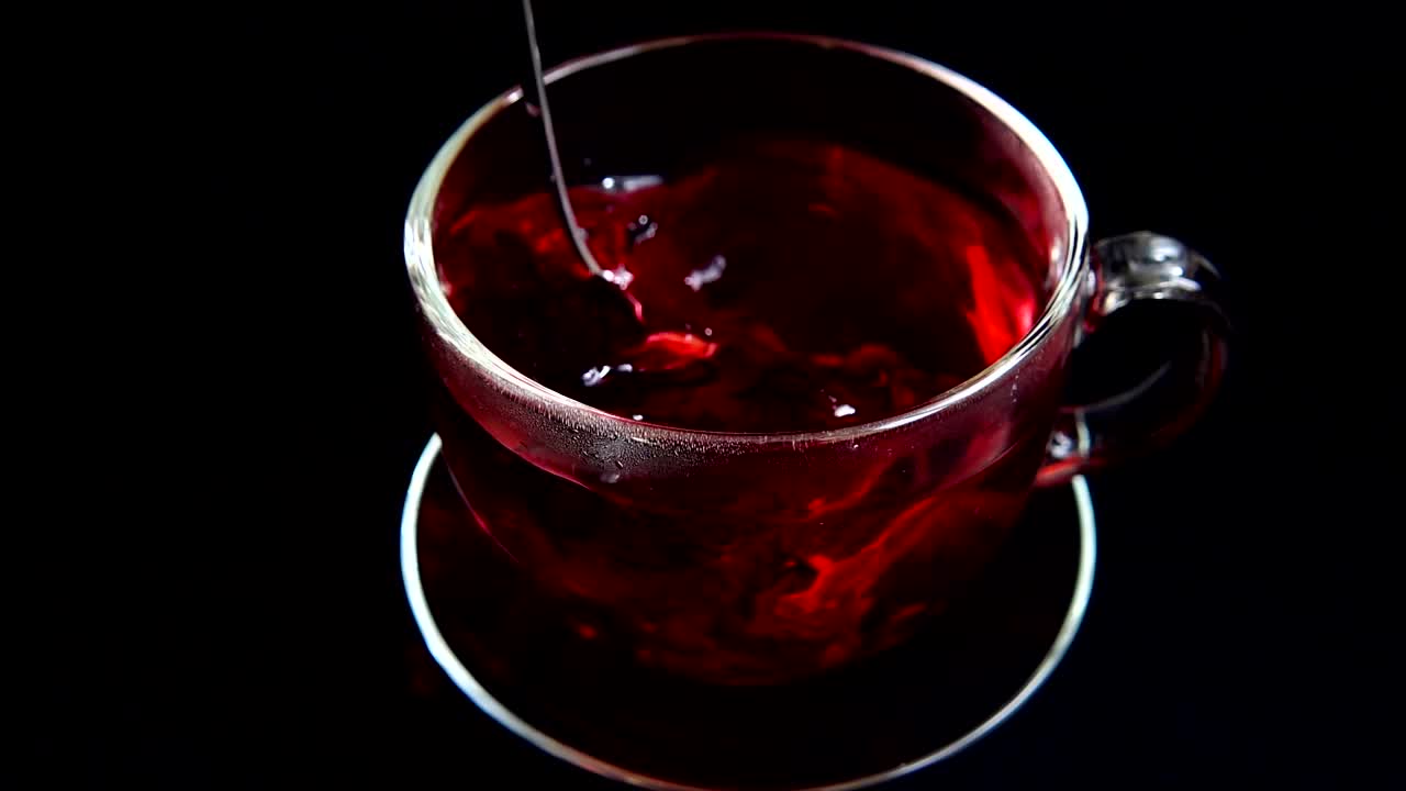 在玻璃杯中准备木槿茶。视频下载