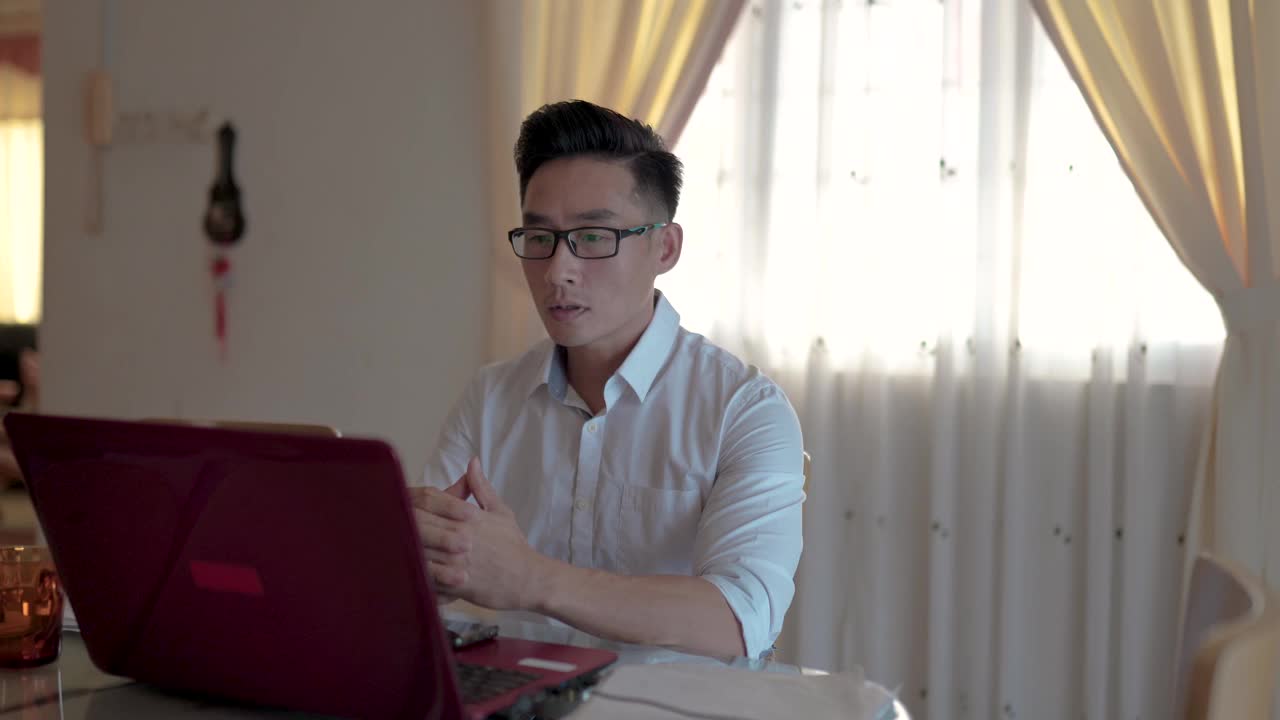 亚洲华人中年人在餐厅使用笔记本电脑工作视频下载