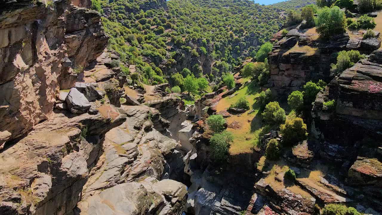 塔斯雅兰山谷和峡谷，鸟瞰图的山谷，峡谷的鸟瞰图，水流过山谷，美丽有趣的山谷或峡谷，土耳其的象征，最不同的地方，最有趣和美丽的风景视频下载