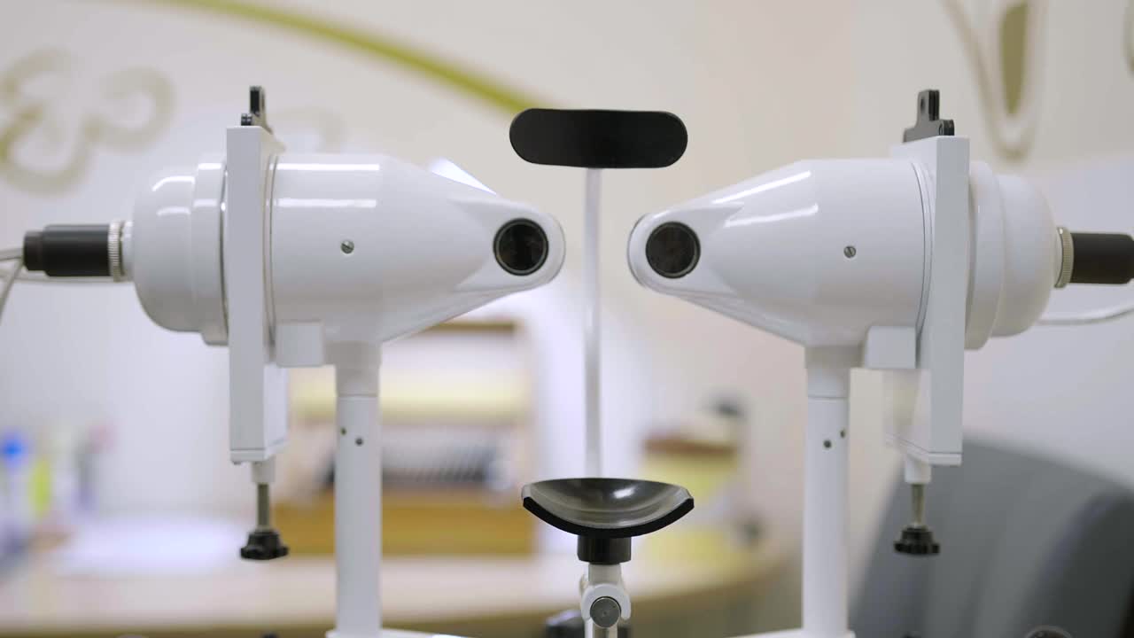 斜视的诊断与治疗。近景透视，眼科设备。视频下载