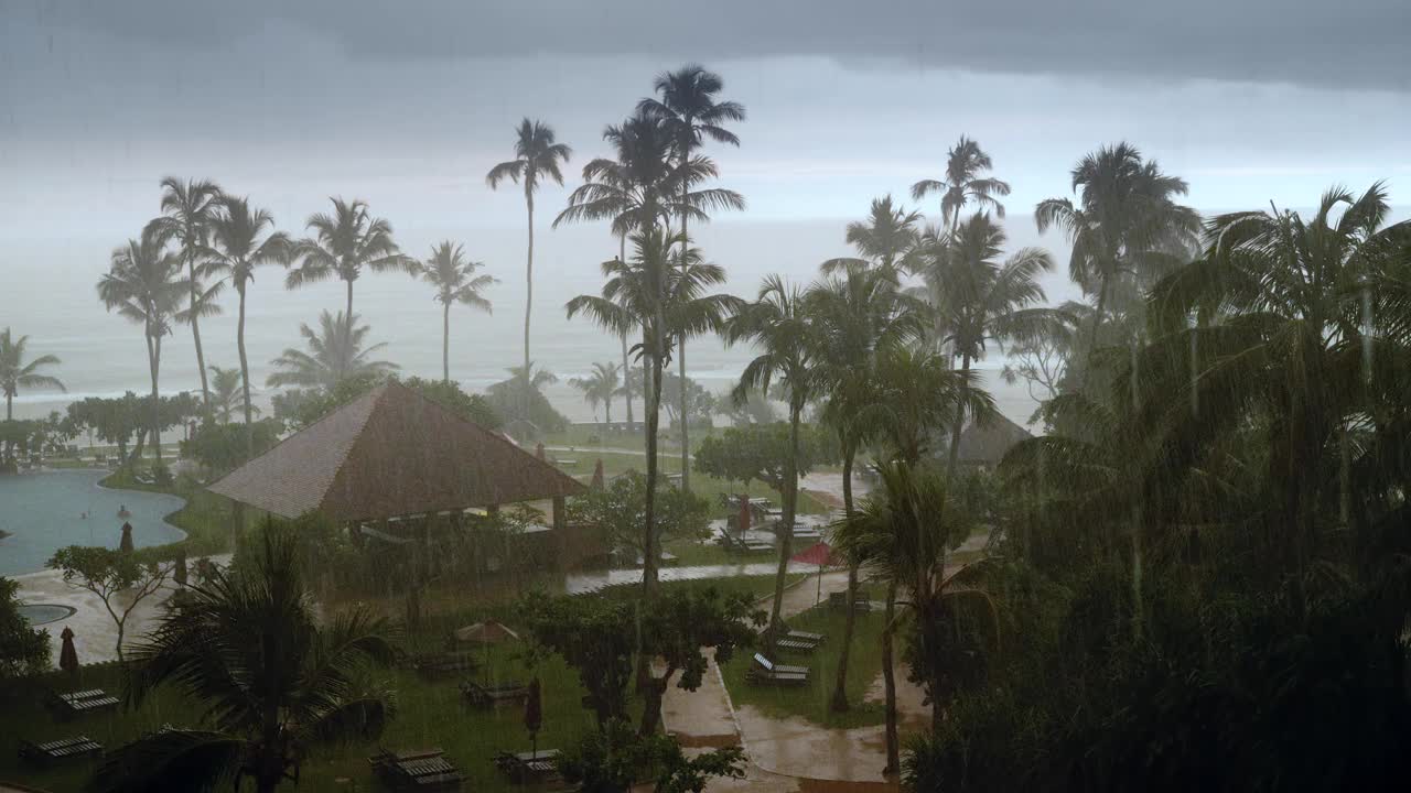 4k视频显示热带岛屿度假酒店遭遇暴雨视频下载