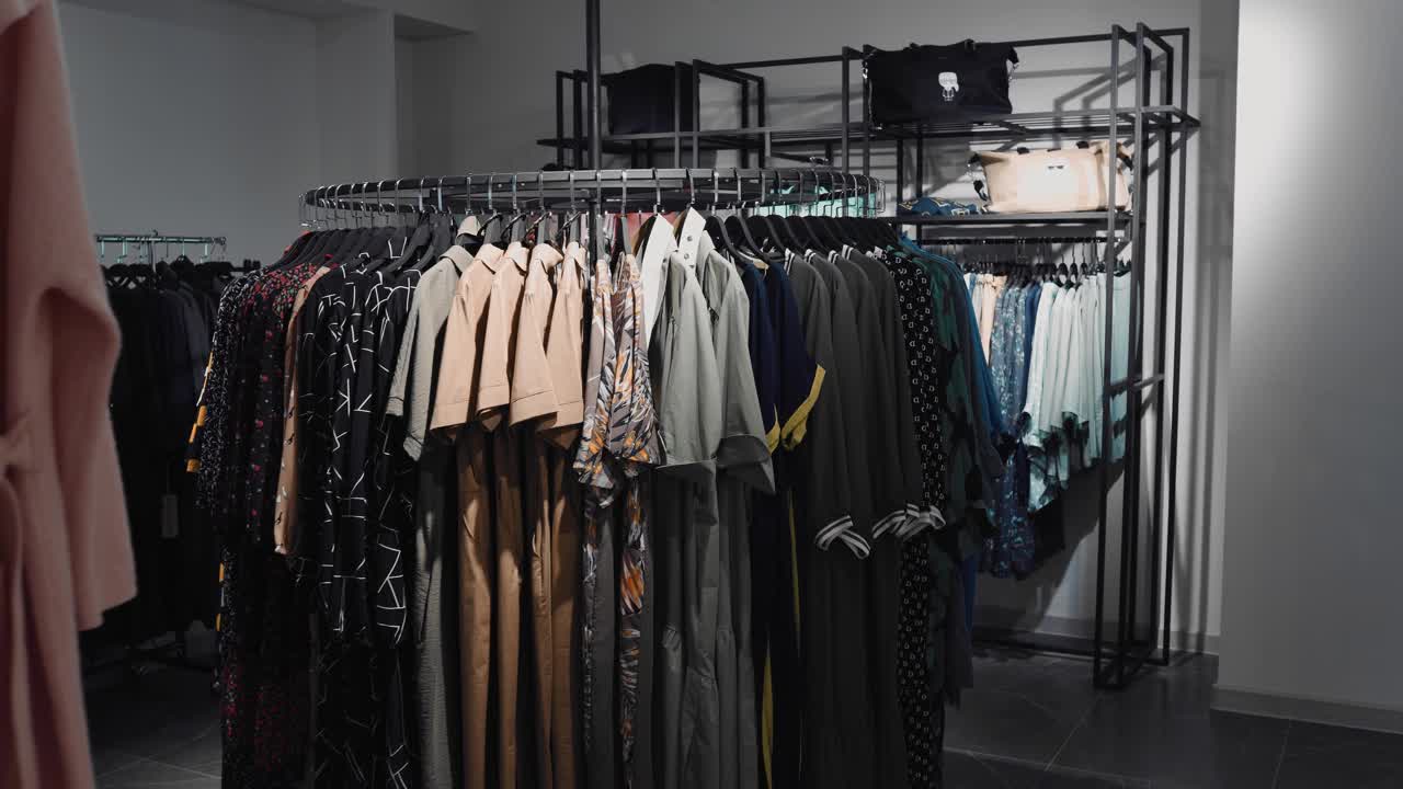 大衣架商店里用来挂许多衣服的大的圆形衣架摄像机是动态拍摄的视频下载