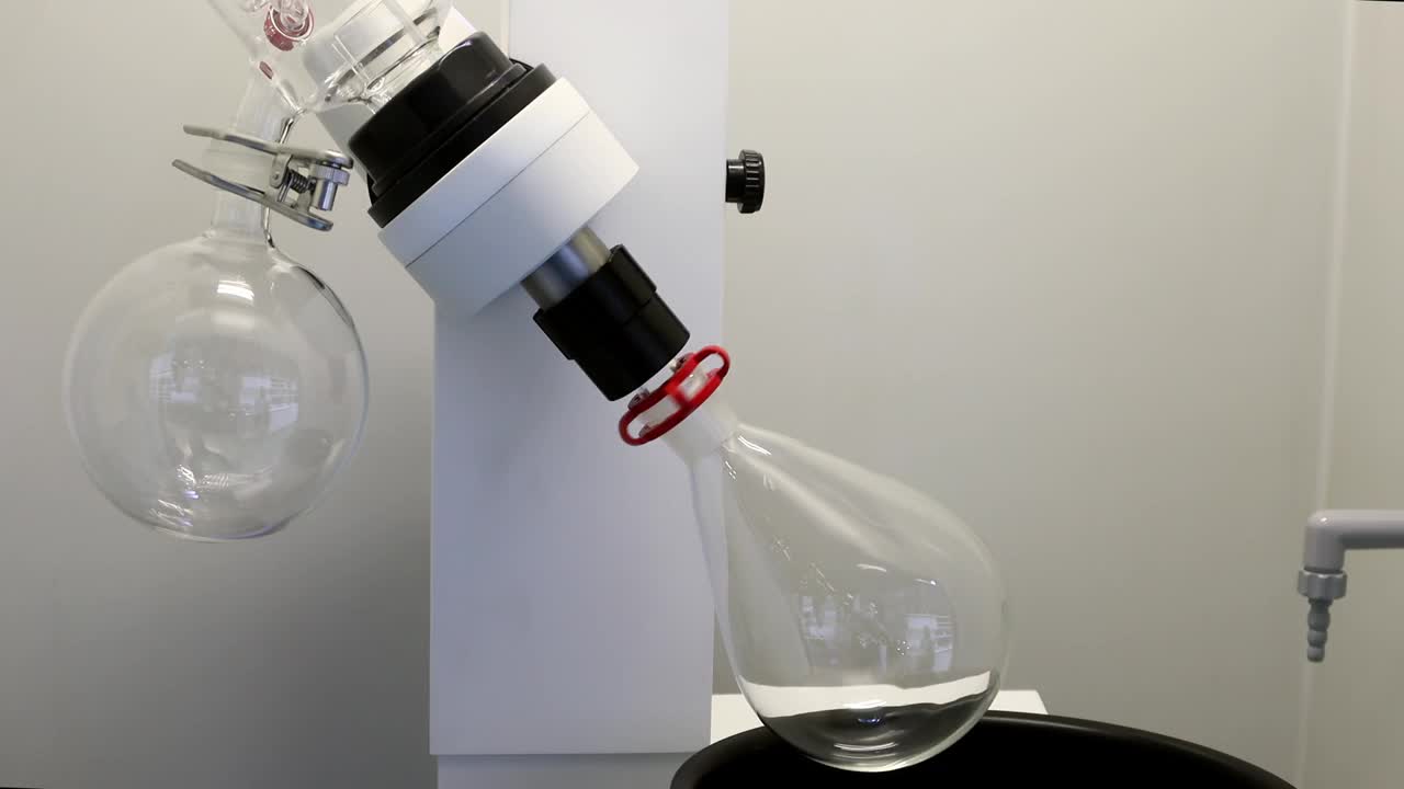 混合有色液体的实验室玻璃烧瓶视频下载