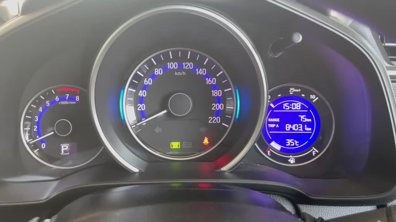 汽车的仪表盘，显示加了多少油。视频下载
