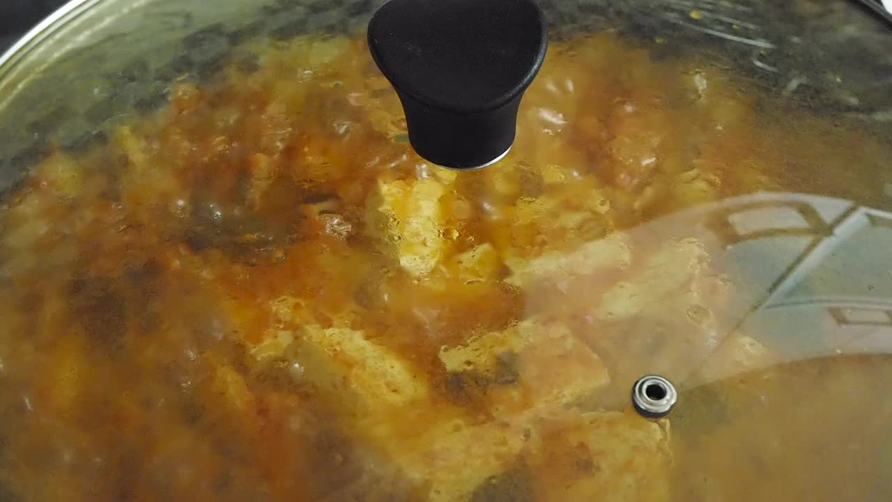 韩国传统食物泡菜炖汤视频下载