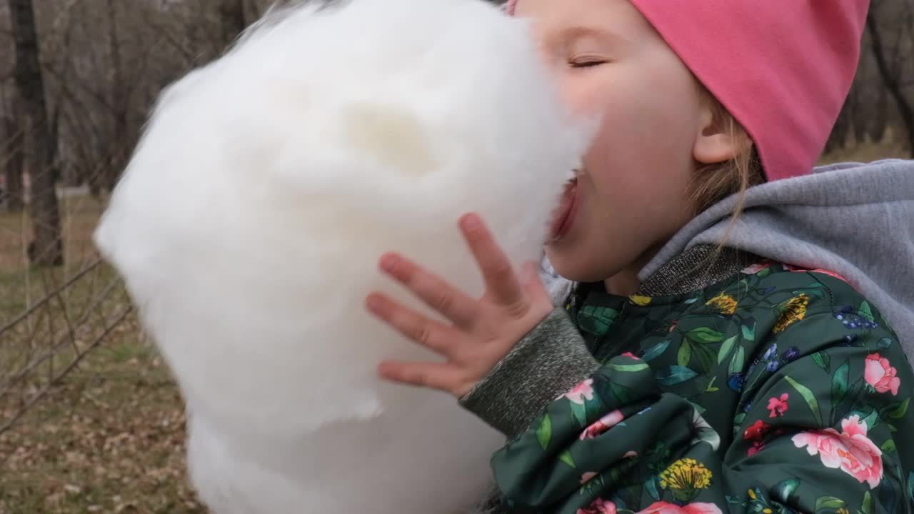 小女孩在吃棉花糖视频下载