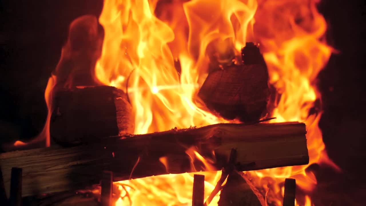壁炉里火焰上升的慢动作视频视频下载