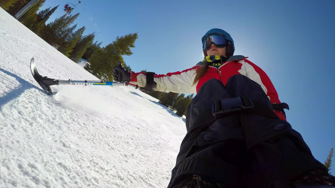 残疾女子单面滑雪视频素材
