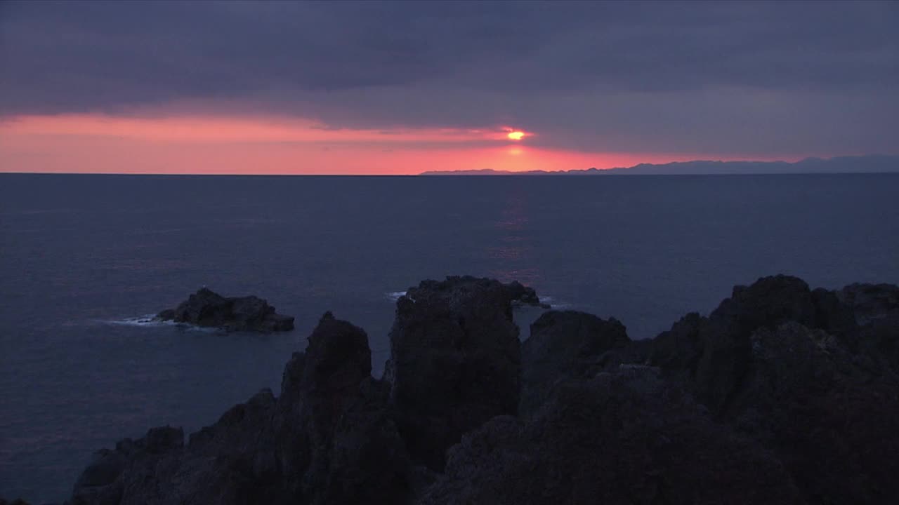 日本伊豆大岛，海上日落视频素材