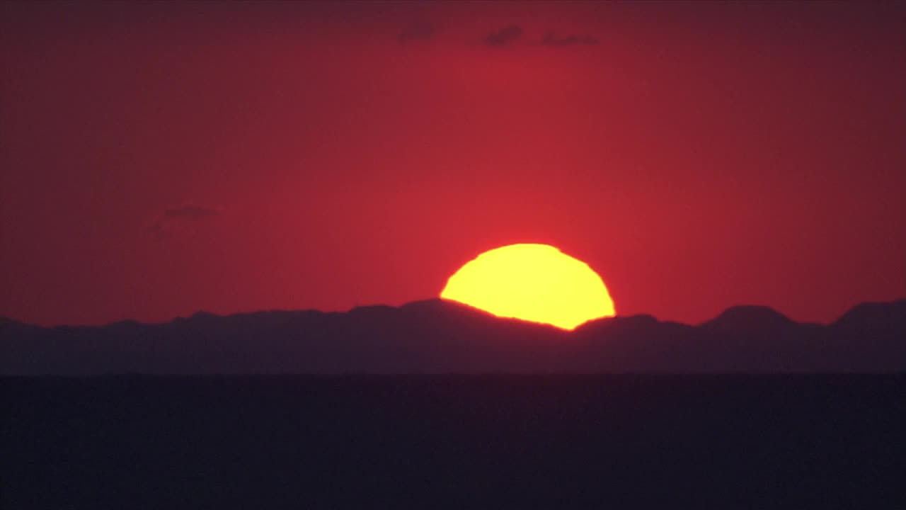日本伊豆大岛，海上日落视频素材