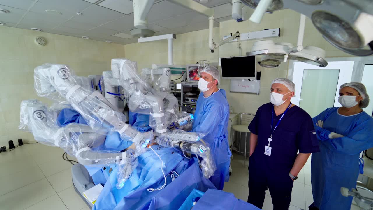 手术机器人辅助微创手术。机器人手术系统在医院的概念。达芬奇手术。视频下载