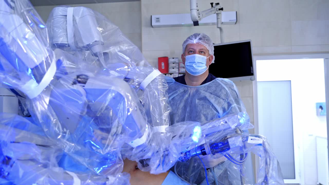 机器人达芬奇系统。医用机器人在手术室进行微创手术。用机器手臂做未来手术的医生。特写镜头。视频下载