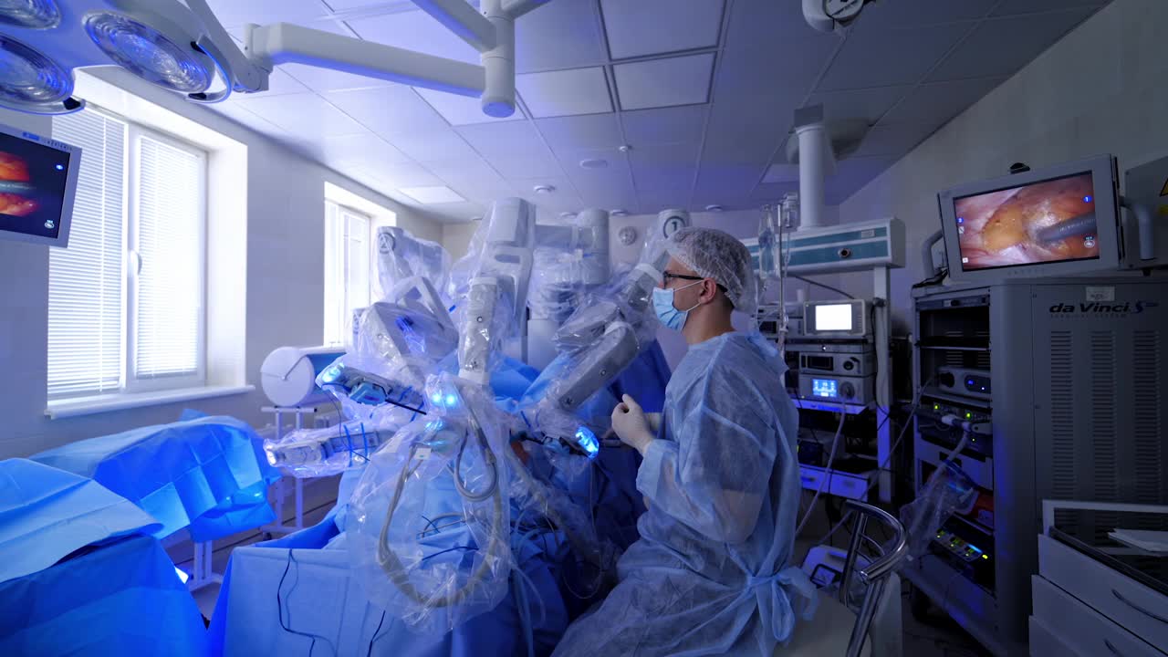 医院微创显微外科。病房里的先进机器人手术机器视频下载