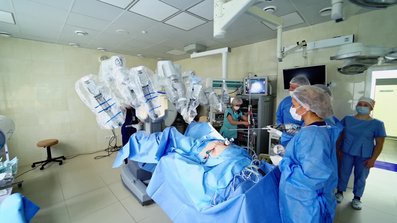 现代外科手术系统。医疗机器人。微创机器人手术。达芬奇手术。视频下载