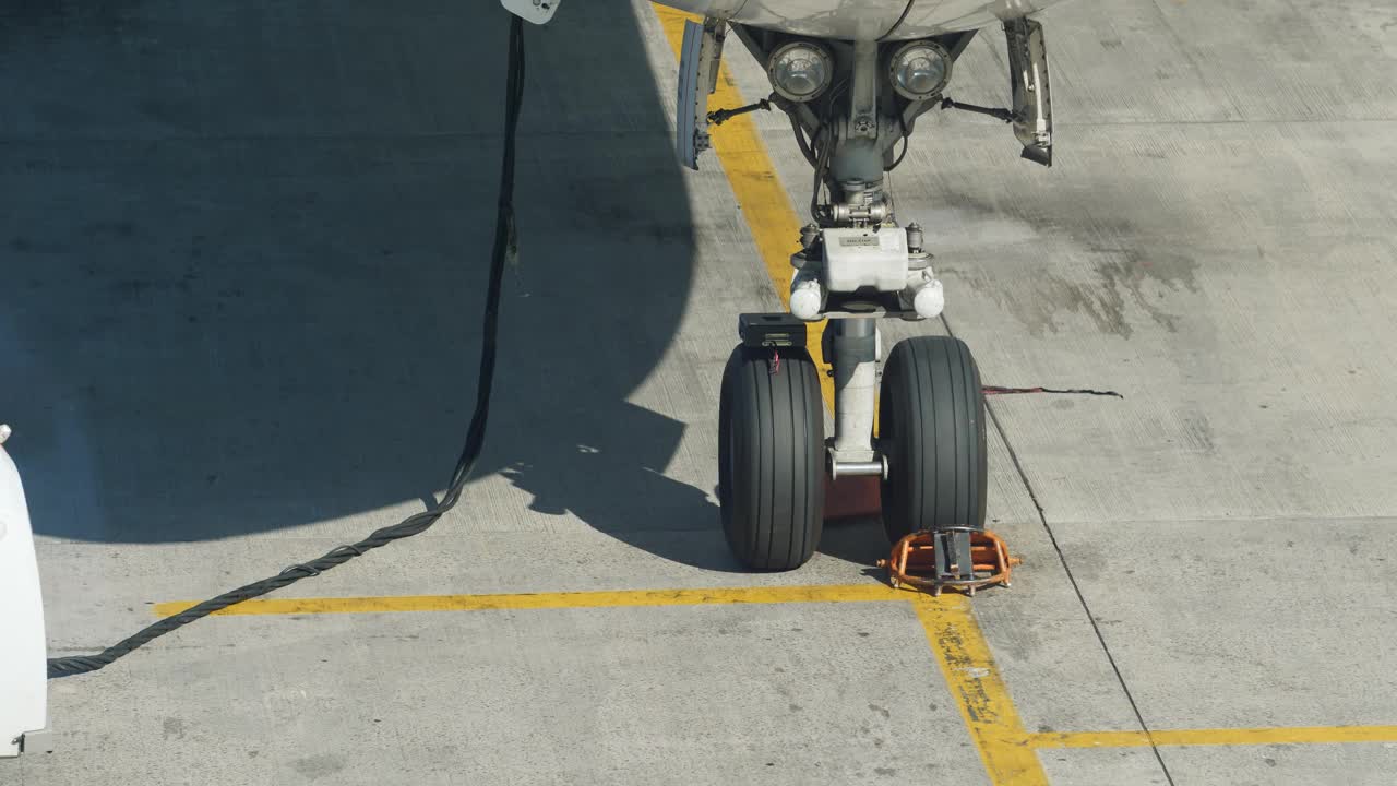 4k视频显示飞机在机场门口等待乘客登机时准备飞行视频下载