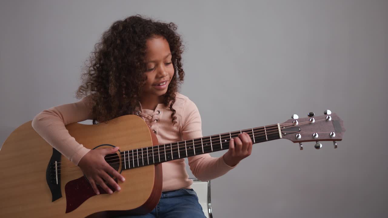 学弹吉他的小女孩视频素材