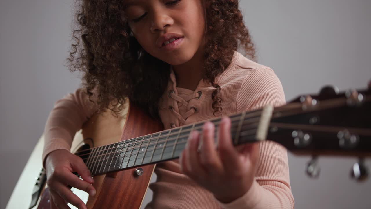 学弹吉他的小女孩视频素材
