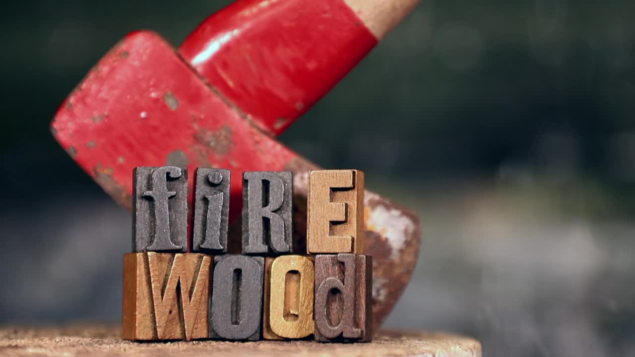 旧生锈的斧头与木材字体火木材视频下载