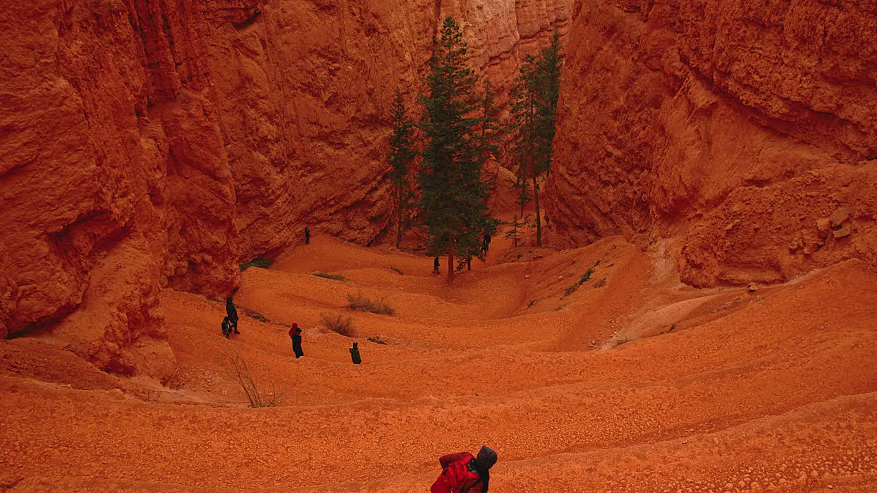 在犹他州国家公园的徒步者4K视频下载