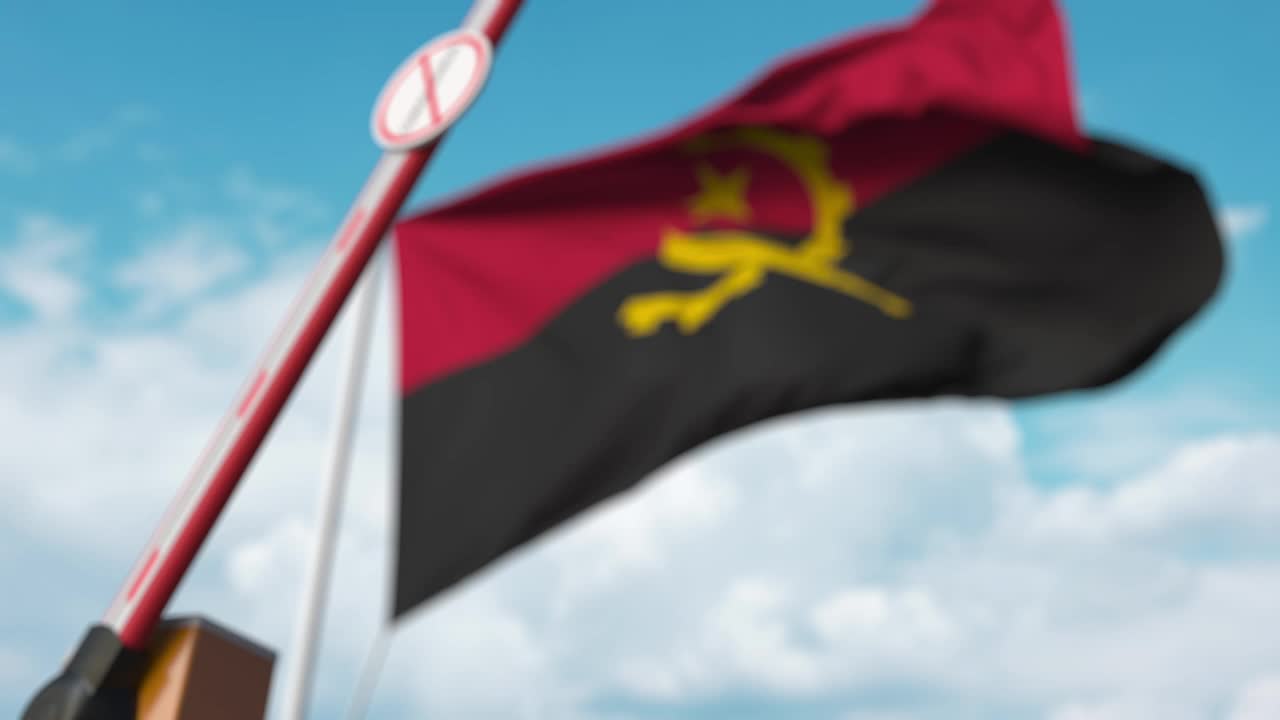 安哥拉国旗背景上印有STOP CORONAVIRUS标志的关闭拦栅门。检疫在安哥拉视频下载