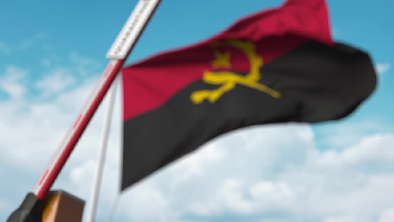 在安哥拉国旗背景上有检疫标志的关闭的吊杆门。在安哥拉关闭边境或隔离与感染有关的人员视频下载