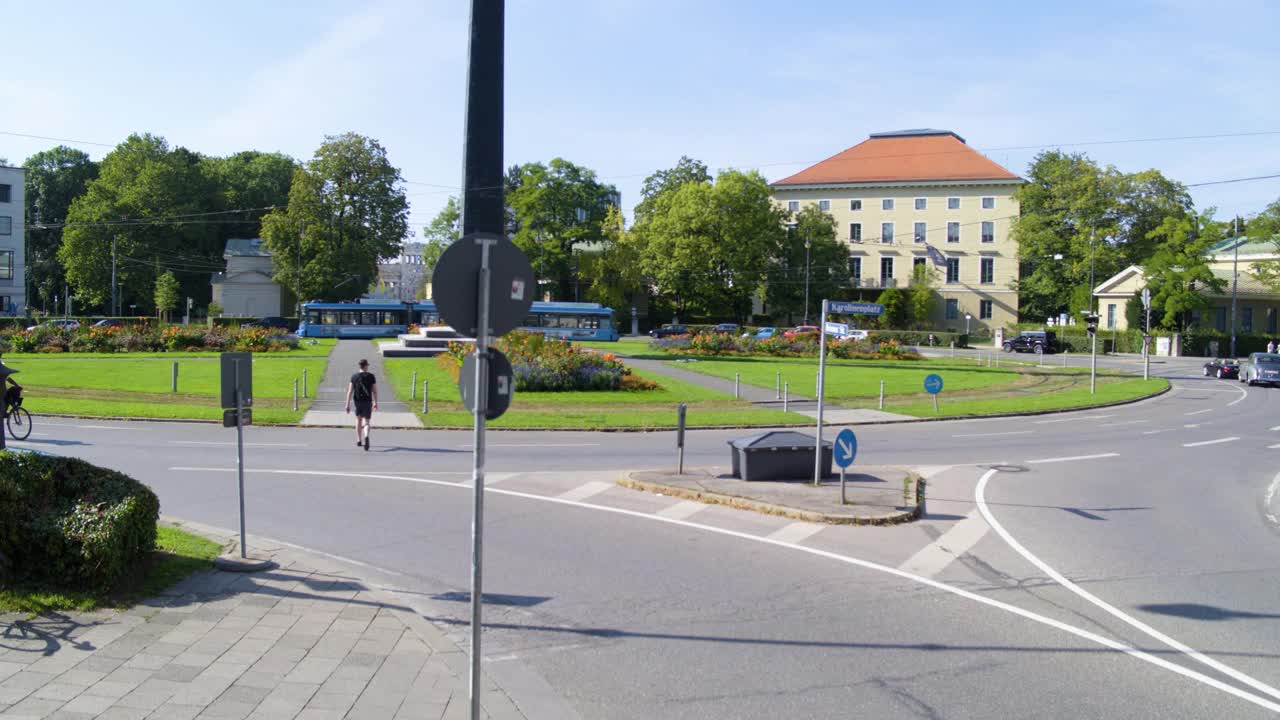登上方尖碑可以看到Koenigsplatz视频下载