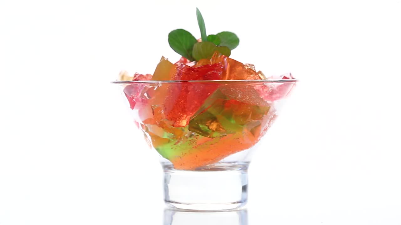 彩色的甜水果果冻在玻璃玻璃视频下载