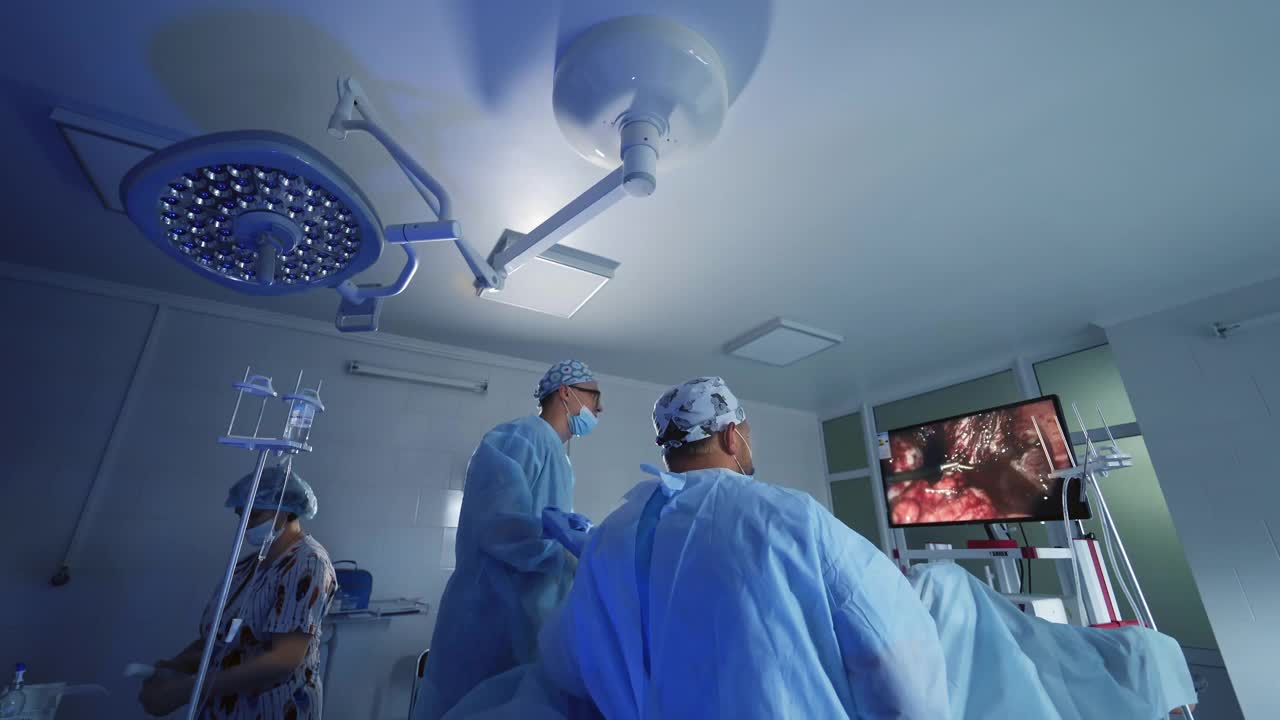 外科医生在外科手术室中进行手术的外科医生视频下载
