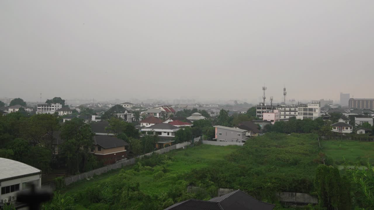 大雨在曼谷的一个绿色区域。视频下载