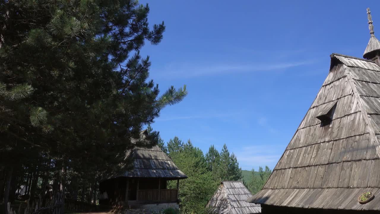 塞尔维亚Sirogojno村的老房子视频素材