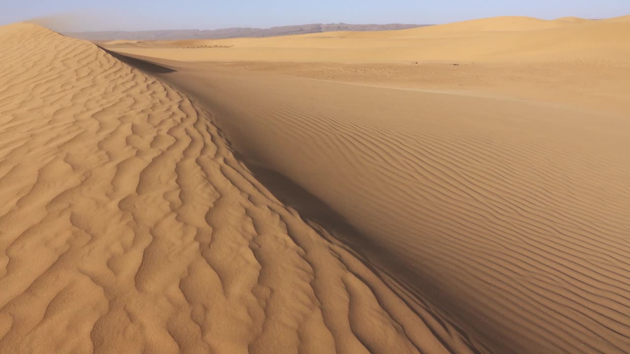 沙漠的沙子在风中吹过沙丘视频素材