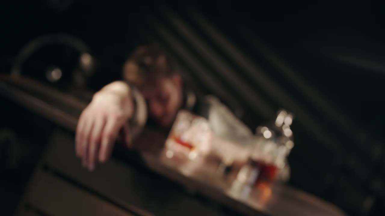 一个醉汉在酒吧里睡着了，醒来后抿了一口威士忌视频下载