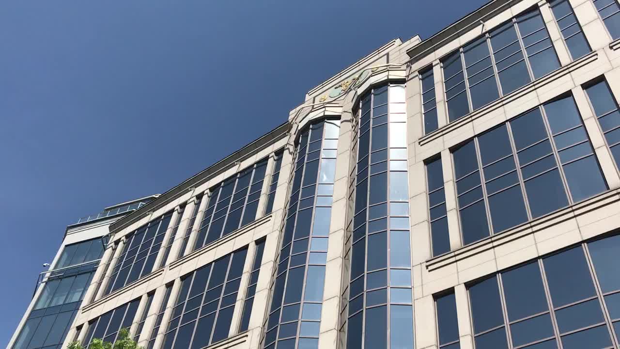 金融楼，映着市区的阳光和蓝天视频下载