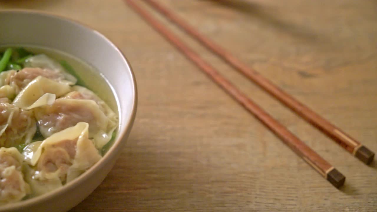 蔬菜猪肉馄饨汤或猪肉饺子汤——亚洲风味视频下载