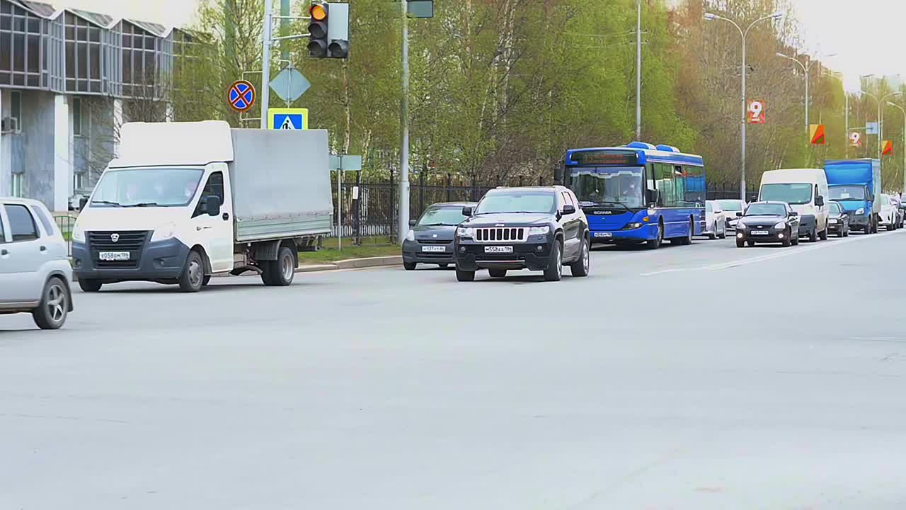 交通运输在城市的大街上。视频下载