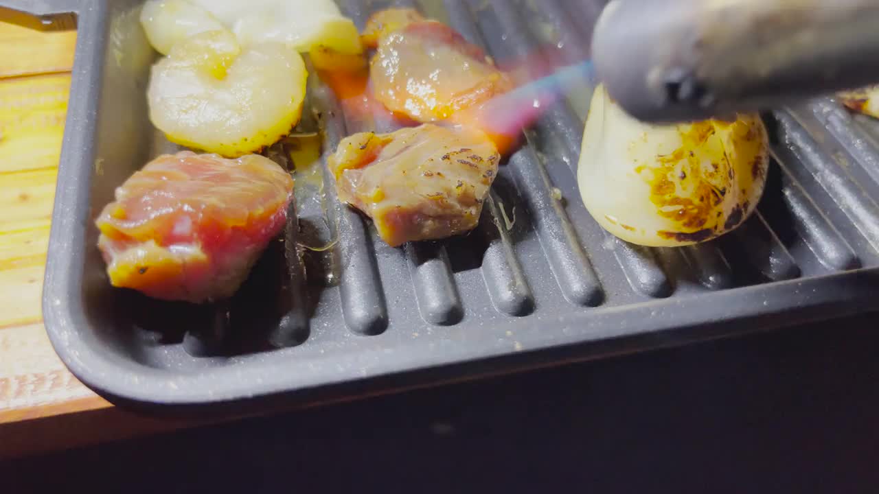 火焰火炬烤牛肉。视频素材