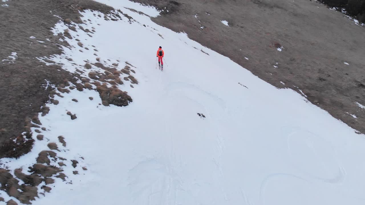 极速滑雪者在没有雪的山坡上草地上的鸟瞰图。一种在干燥草地上滑雪的创新类型视频下载