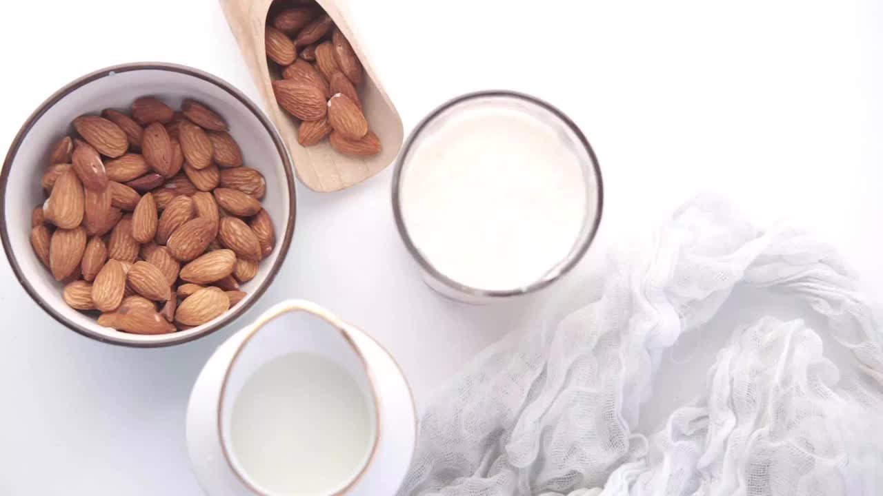 杏仁，牛奶，白色背景视频下载