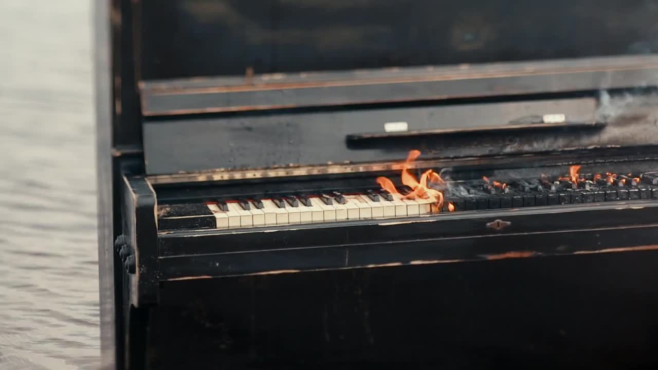 黑钢琴在火焰死缪斯概念视频下载