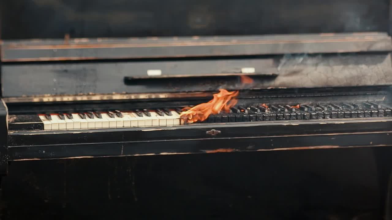 黑色钢琴在火焰中的慢镜头视频下载