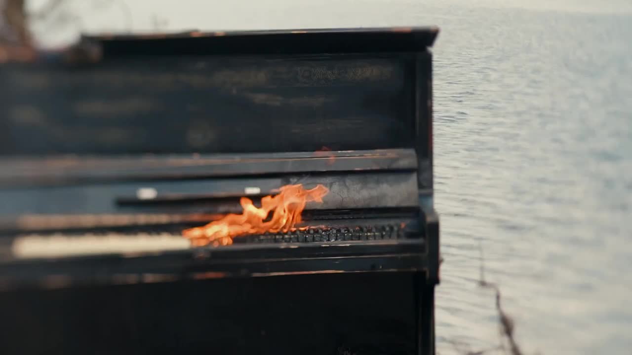 火焰中的黑色钢琴视频下载