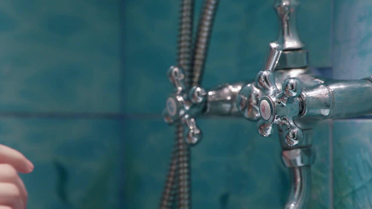 一个淋浴水龙头的特写镜头与一个淋浴手视频下载