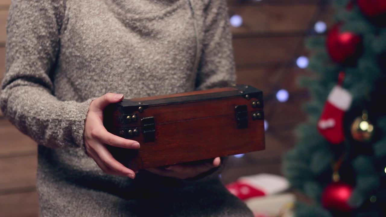 双手打开一个礼物魔术盒视频下载