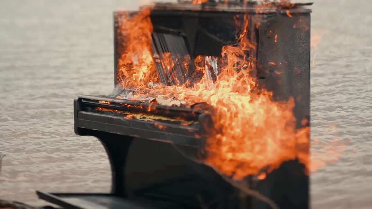 孤独的黑色钢琴在火焰中视频下载