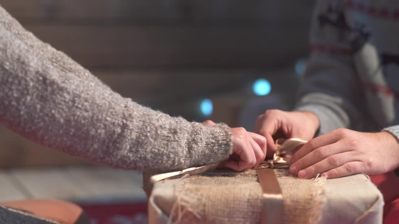 年轻夫妇在平安夜包装礼物视频下载