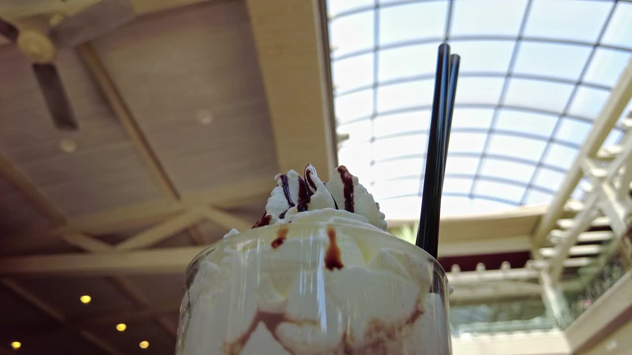 咖啡店里的巧克力冰沙或星冰乐巧克力奶昔视频下载