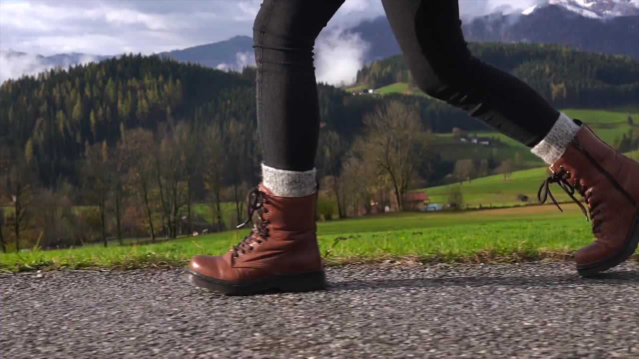 近距离的女性脚在人行道上的靴子视频下载