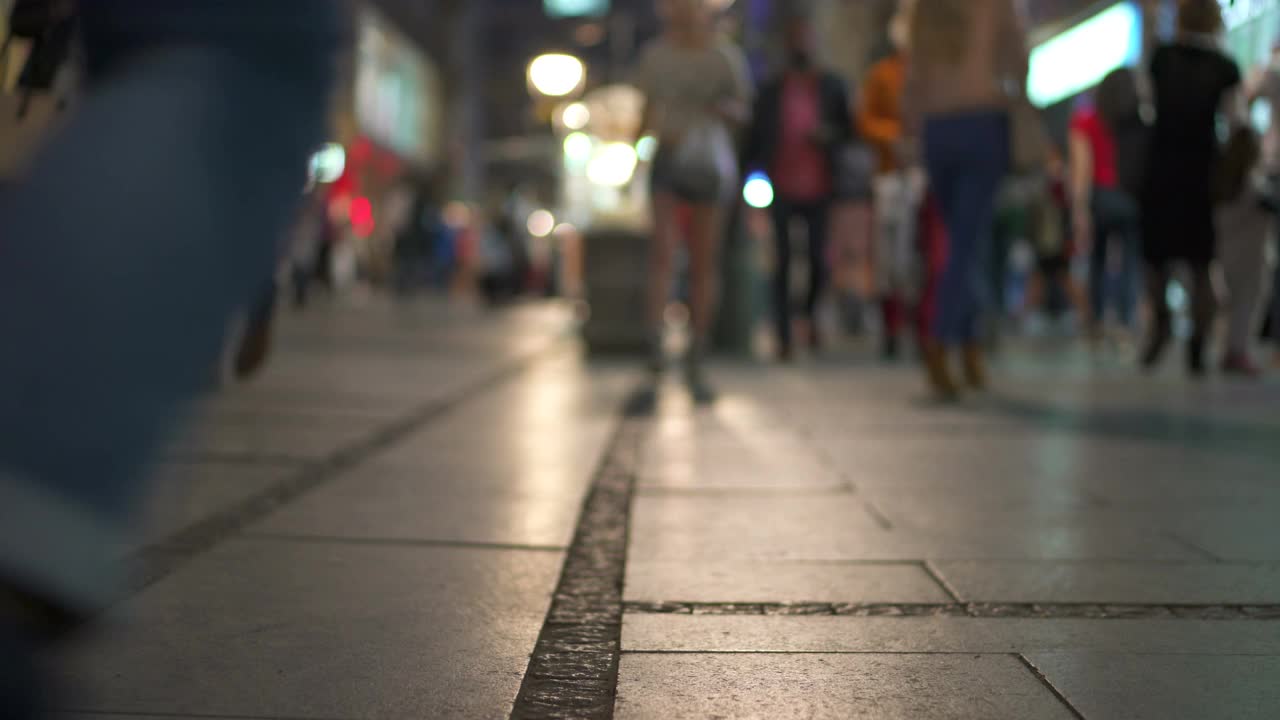 晚上城市里的人过着宽阔的马路视频下载
